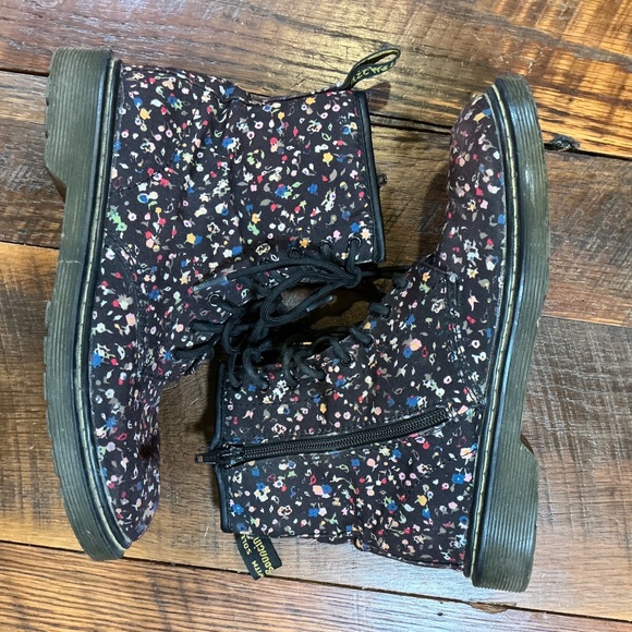 Dr. Martens Courtney Black Floral Combat Boots Women’s Size 8 - Picture 6 of 11